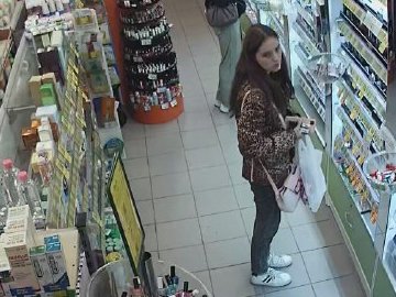 На Волині просять допомогти встановити особу жінки, яку підозрюють у крадіжці. ФОТО