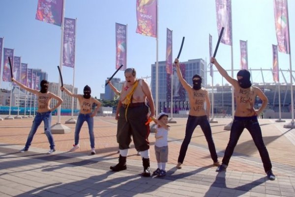 FEMEN вивели на вулиці Києва Лукашенка. ФОТО.