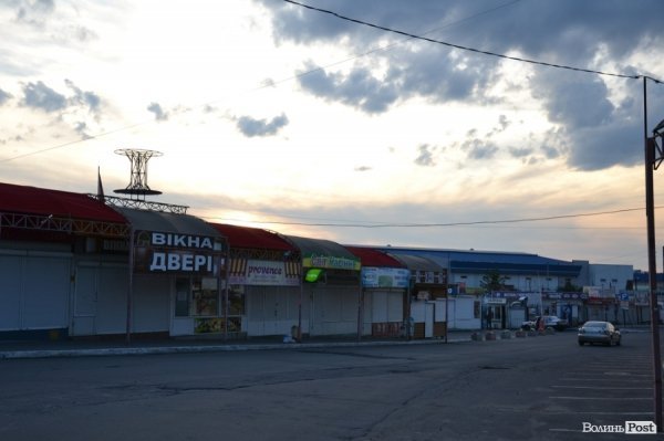 На «Варшавці» майже безлюдно