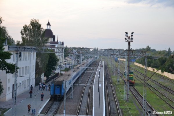 На вокзалі сідають у вечірній поїзд