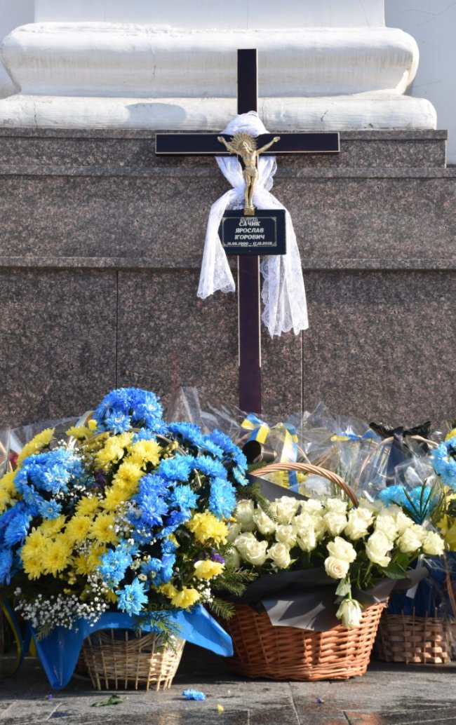 Бойовий виліт став останнім: у Луцьку попрощалися з 25-річним льотчиком Ярославом Сачиком