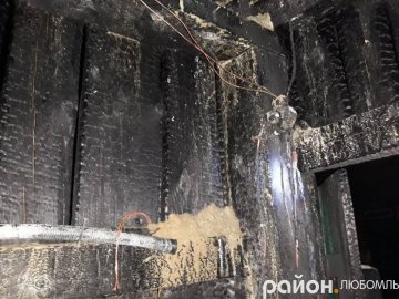 На Волині загорівся гараж з автівкою. ФОТО