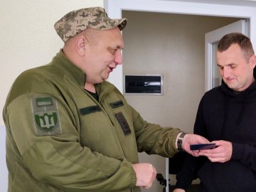 Залужний відзначив «Срібним хрестом» волинянина, який отримав поранення в бою