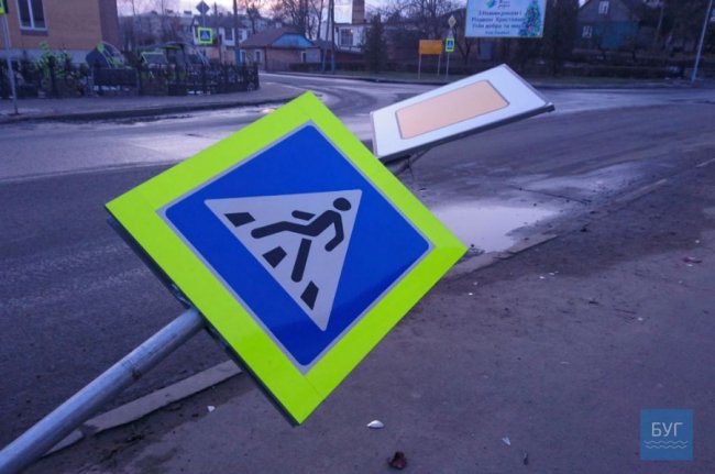 У місті на Волині п'яний «шумахер» збив дорожній знак. ФОТО