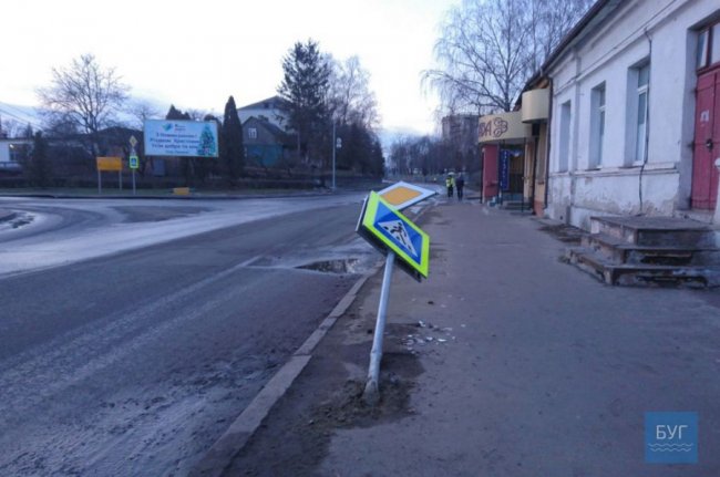 У місті на Волині п'яний «шумахер» збив дорожній знак. ФОТО