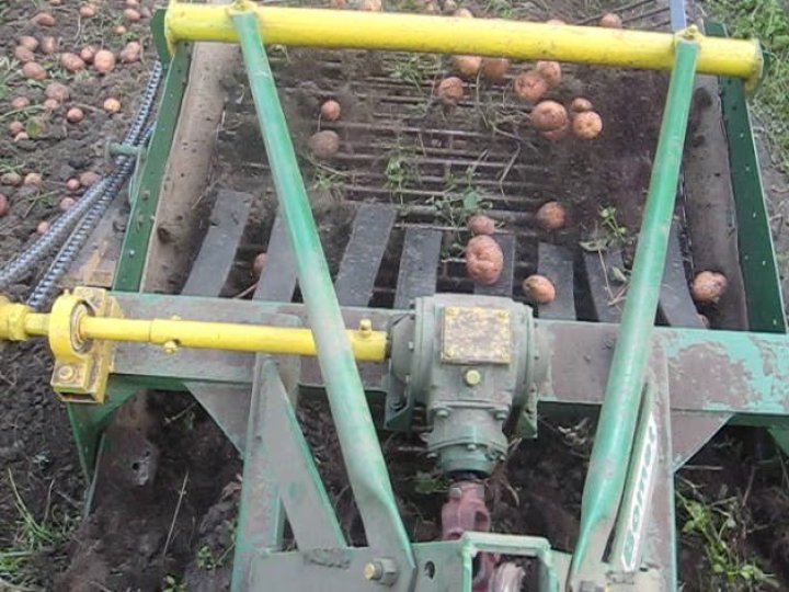 Капюшон затягнуло в картоплекопачку: на Волині ледве не задушилася жінка