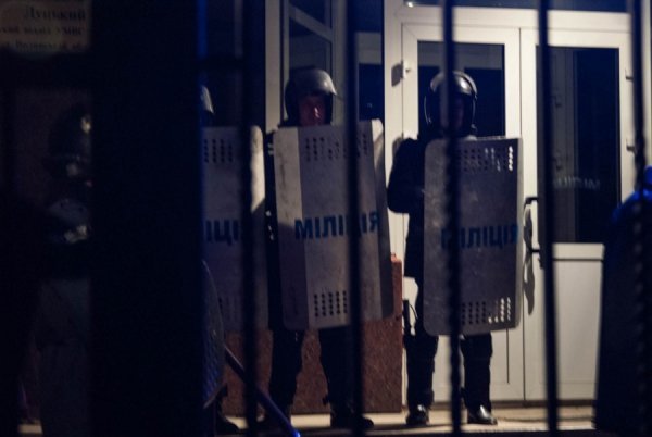 Фото нічного бунту в Луцьку