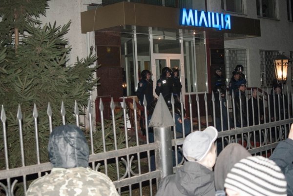 Фото нічного бунту в Луцьку