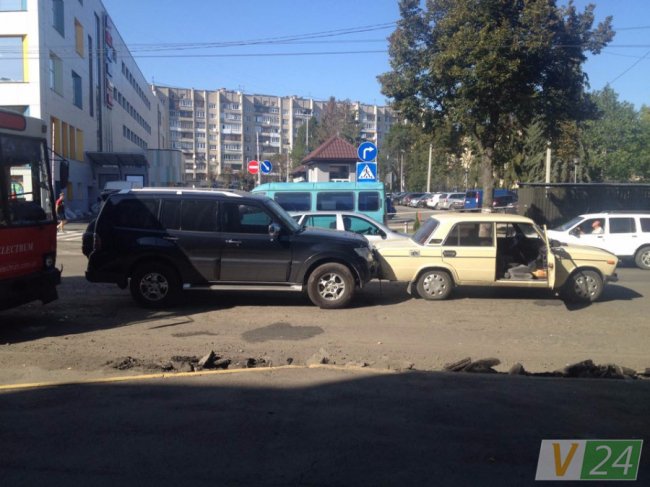 У Луцьку ‒ подвійна аварія за участю тролейбуса