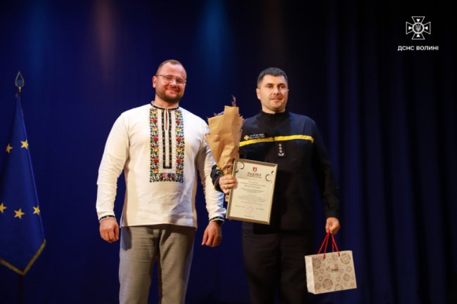 Волинських рятувальників нагородили до Дня Державного прапора України 