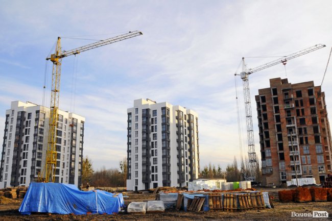 Зліва направо: третій, другий і перший будинки