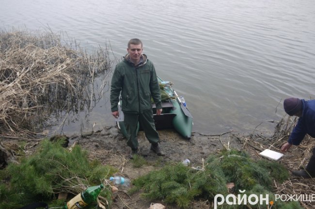 Волинські рибалки прибрали берег озера від сміття. ФОТО