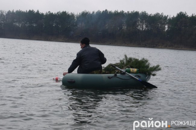 Волинські рибалки прибрали берег озера від сміття. ФОТО