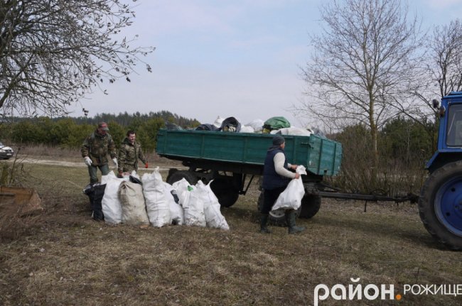 Волинські рибалки прибрали берег озера від сміття. ФОТО