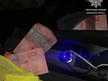 П'яний мопедист гасав вночі по Луцьку без світла і хотів «порішати» з копами за 600 гривень. ФОТО