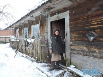 Сумні реалії: аби вижити, немічна бабуся на Волині економить на всьому