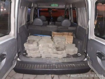 У Луцьку муніципали «прославили» чоловіка, який крав бруківку