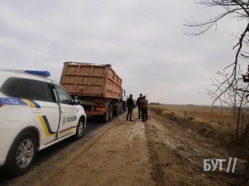 На волинській трасі поліція зупинила вантажівку породи з копальні. ВІДЕО