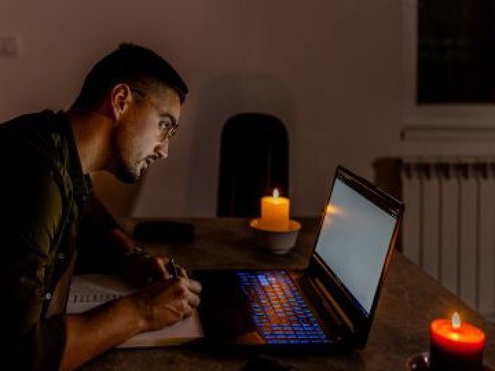 Якщо будуть тривалі відключення електроенергії: 10 речей, які обов’язково треба придбати