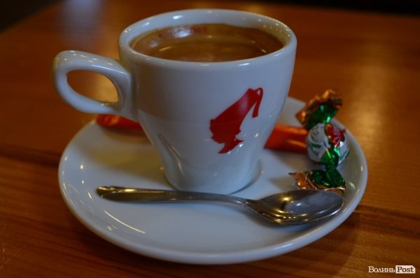 За вікном з червоним абажуром, або Голодні тут не ходять. Смачного Луцька! 