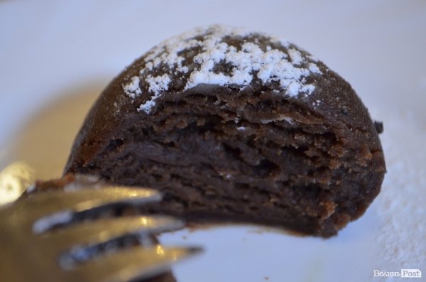 За вікном з червоним абажуром, або Голодні тут не ходять. Смачного Луцька! 