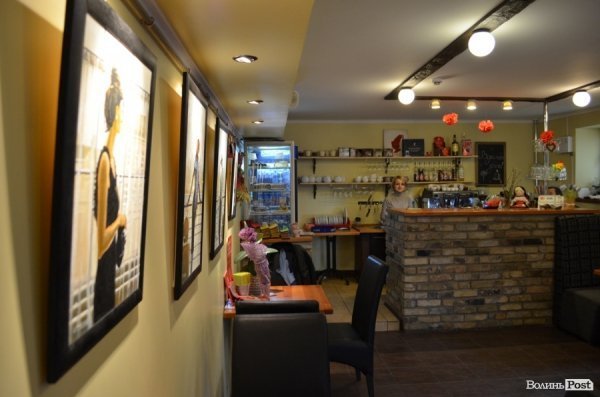 За вікном з червоним абажуром, або Голодні тут не ходять. Смачного Луцька! 