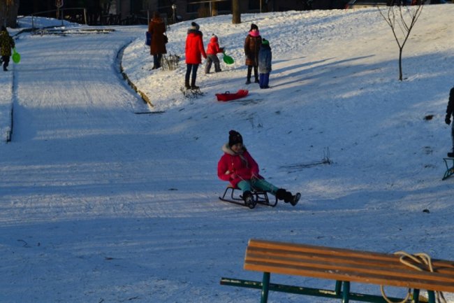 У Луцьку діти влаштували перегони на санчатах. ФОТО