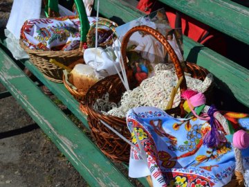Лучани почали освячувати великодні кошики. ФОТО