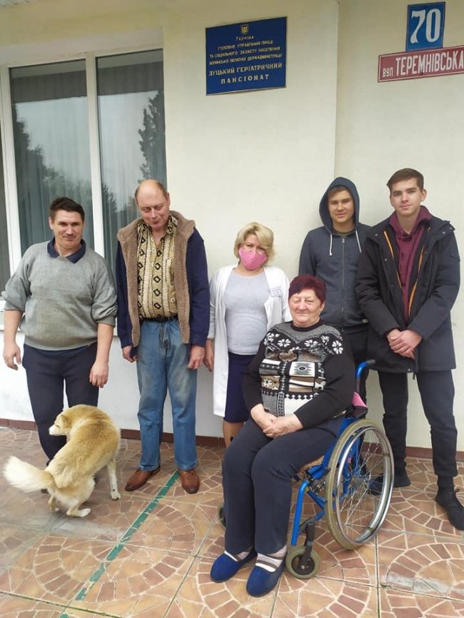 Акція «Милосердя»: учні школи у Рованцях зібрали подарунки для літніх людей 