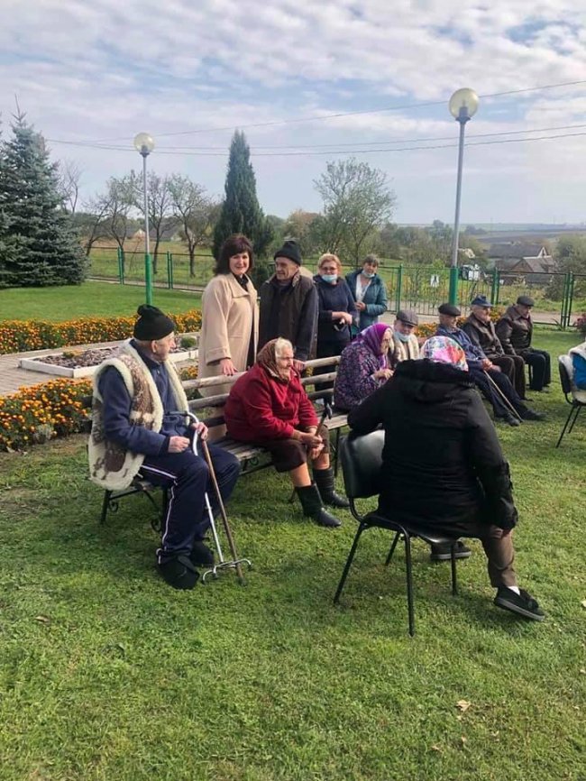 Акція «Милосердя»: учні школи у Рованцях зібрали подарунки для літніх людей 