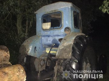 На Волині затримали трактор з незаконним лісом