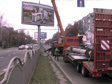 Луцьк очищають від зовнішньої реклами: демонтують 25 білбордів