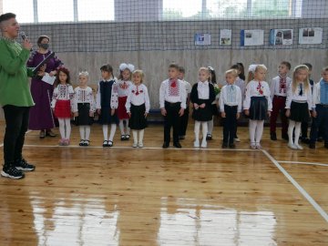 У Володимирі-Волинському за парти сіли майже пів тисячі першачків