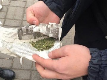 У Луцьку чоловік з марихуаною під час перевірки чинив злісну непокору патрульним
