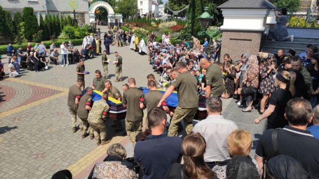 Стримати сліз не міг ніхто: Луцьк попрощався одразу із двома загиблими на війні Героями
