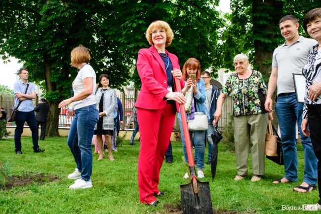 Люди з пересадженими органами посадили біля лікарні у Луцьку Алею життя. ФОТО