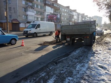 У Луцьку розповіли, як ремонтувати дорогу в мороз. ФОТО