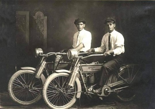 Харлі та Артур Девідсон - засновники мотоциклів Harley Davidson, 1914
