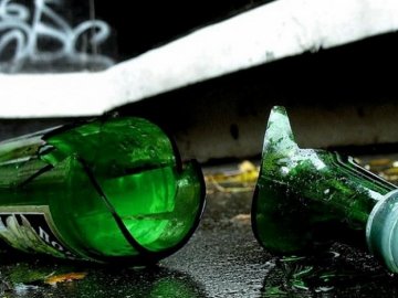 Жіночий конфлікт у ковельському барі: били скляною пляшкою по голові