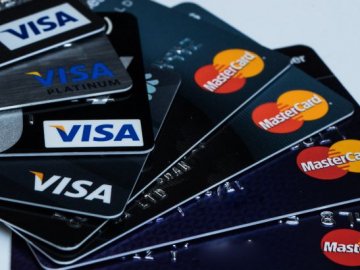 В Україні обмежать підозрілі платежі з картки на картку