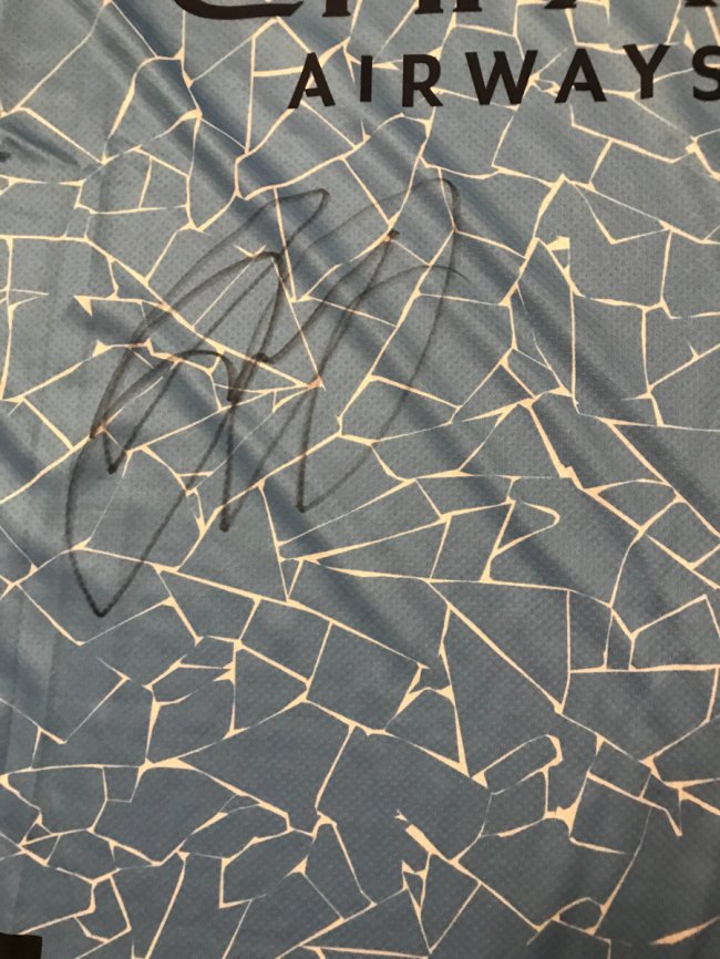 З автографом футболіста Олександра Зінченка