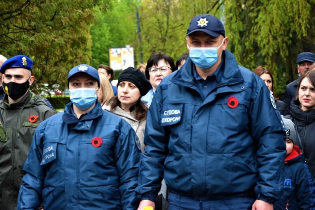 Панахида за загиблими і покладання квітів: як у Луцьку відзначили День пам'яті та примирення. ФОТО