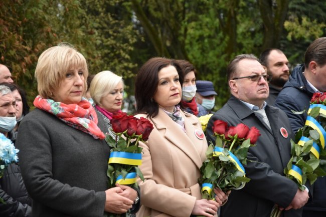 Панахида за загиблими і покладання квітів: як у Луцьку відзначили День пам'яті та примирення. ФОТО