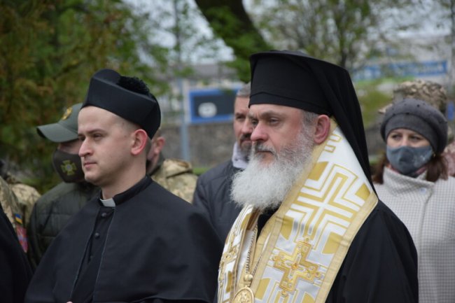 Панахида за загиблими і покладання квітів: як у Луцьку відзначили День пам'яті та примирення. ФОТО