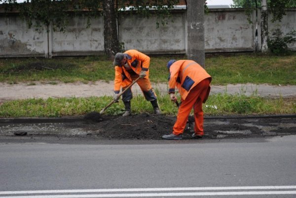 Як асфальтують луцькі калюжі. ФОТО