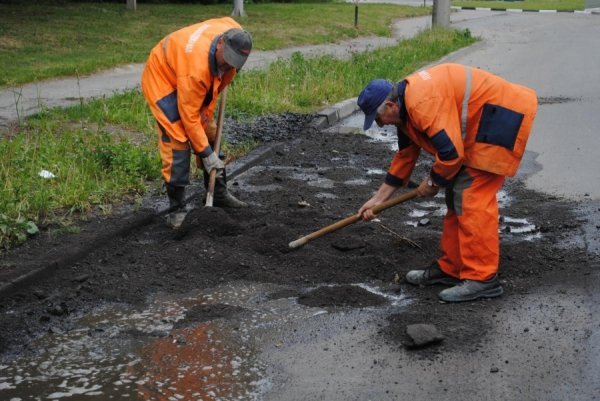 Як асфальтують луцькі калюжі. ФОТО