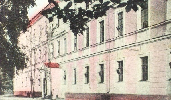 Військовий госпіталь. У міжвоєнний час - католицька духовна семінарія. Будівля розташована біля кільця вулиць Львівська- Володимирська