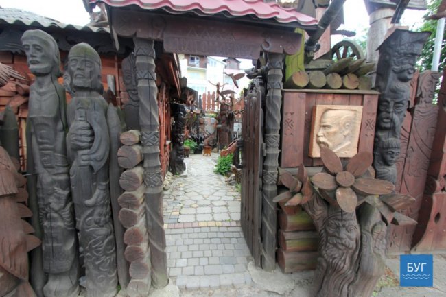 Наче луцький «Будинок з химерами»: скульптор з Володимира дає дереву «друге життя». ФОТО