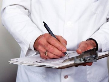 В Україні можуть скасувати медичні довідки