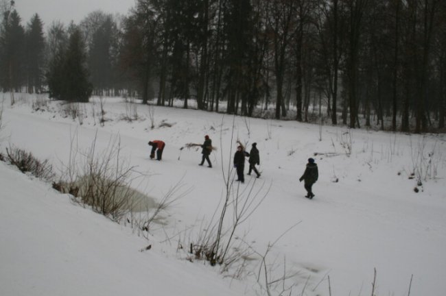 У луцькому парку рубають ополонки, щоб врятувати рибу. ФОТО